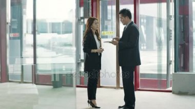 Asya iş adamları Asansör alanda konuşuyor