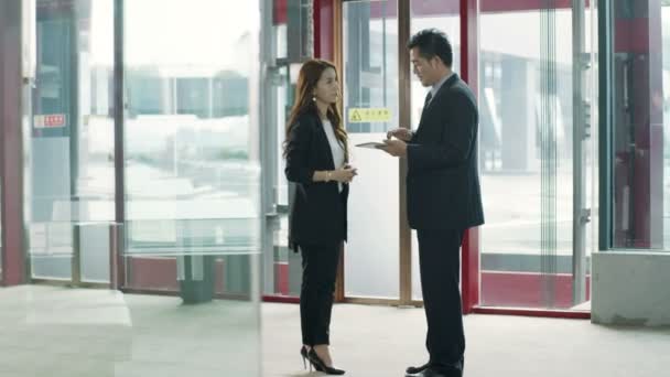 아시아 비즈니스 사람들이 엘리베이터 영역에서 이야기 — 비디오