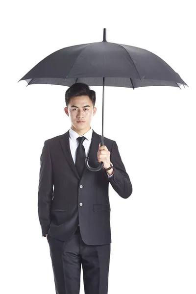 Asiatischer Geschäftsmann mit Regenschirm — Stockfoto