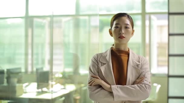 Молода азіатська бізнес жінка — стокове відео
