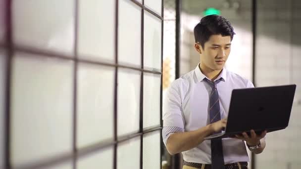 Азиатский бизнесмен, работающий в офисе — стоковое видео