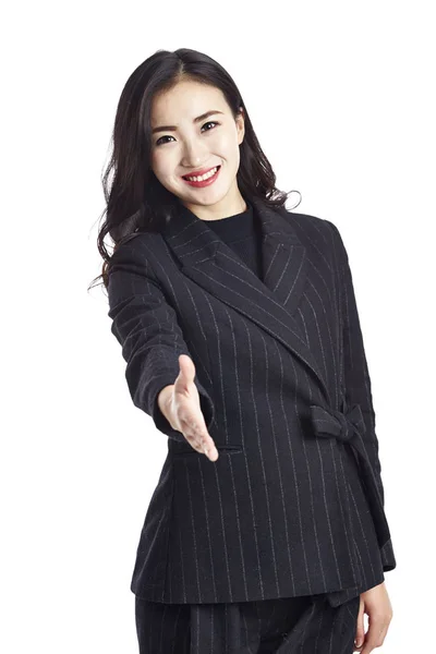 Asiatische Geschäftsfrau greift nach Handschlag — Stockfoto