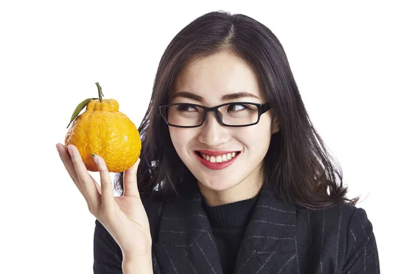 Молода азіатська бізнес-леді тримає потворні фрукти — стокове фото