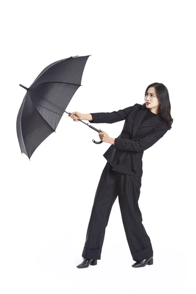 Joven asiático negocios mujer holding un paraguas — Foto de Stock