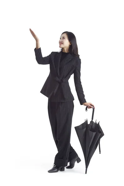 Unga asiatiska affärskvinna med svart paraply — Stockfoto