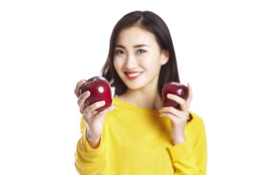 iki kırmızı elma gösterilen genç Asyalı kadın