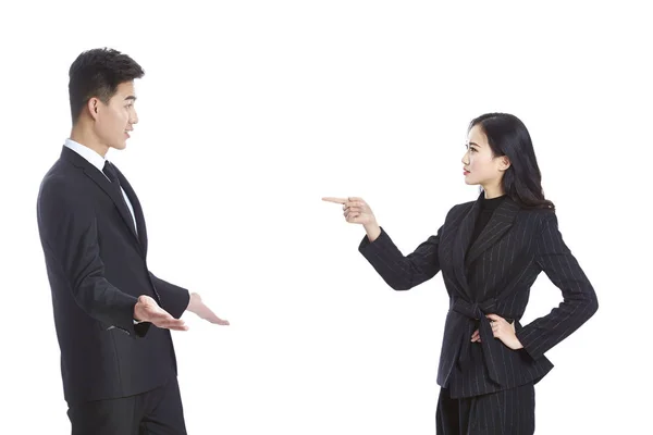 Asiatischer Geschäftsmann und Geschäftsfrau im Streit — Stockfoto