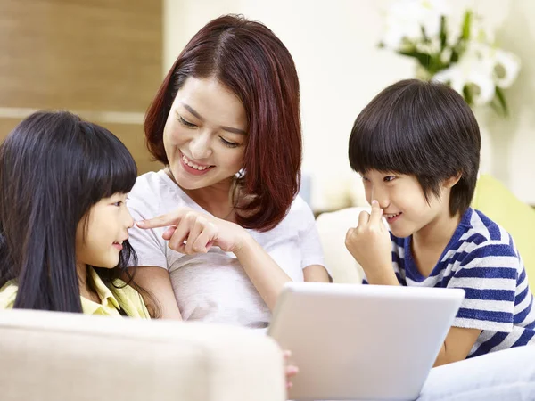 Aziatische moeder en kinderen plezier thuis — Stockfoto