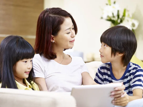Aziatische moeder en kinderen plezier thuis — Stockfoto