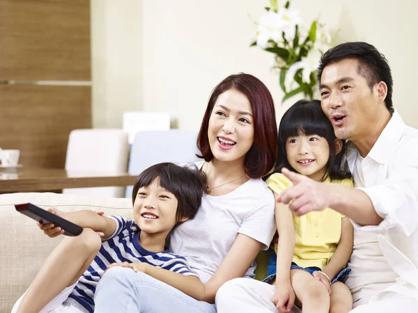 Heureux asiatique famille regarder la télévision à la maison — Photo