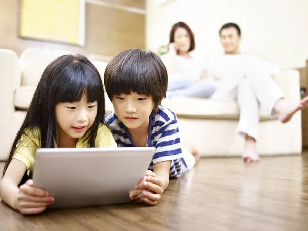 デジタル タブレットを使用してアジアの子どもたち — ストック写真