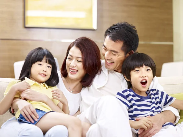 Portret van Aziatische en gelukkige familie — Stockfoto