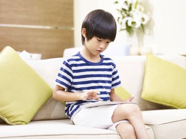 Küçük Asyalı çocuk dijital tablet kullanma