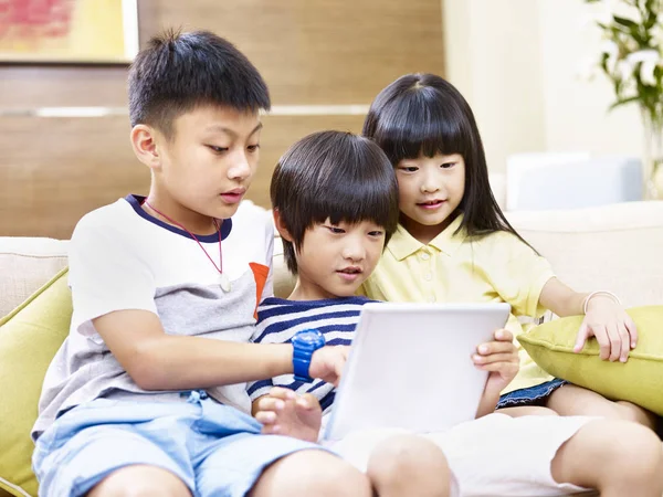 Bambini asiatici che utilizzano tablet digitale insieme — Foto Stock