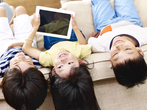 Aziatische kinderen plezier thuis — Stockfoto