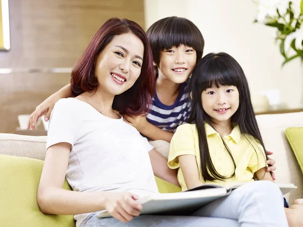 Portrait of asian mother and children — Stock Photo, Image