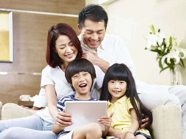 Boldog ázsiai család, digitális tabletta együttes használata — Stock Fotó