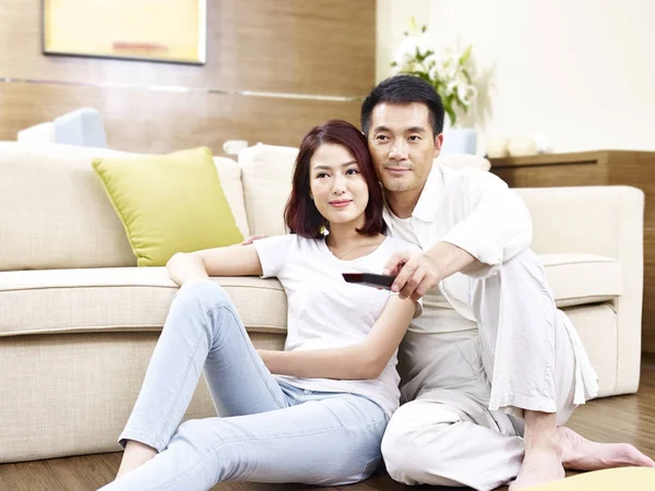 Asiático casal assistindo tv — Fotografia de Stock