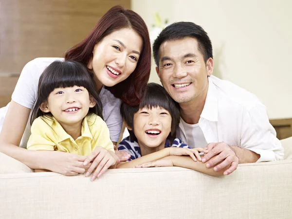 Portret van een Aziatische gezin met twee kinderen. — Stockfoto