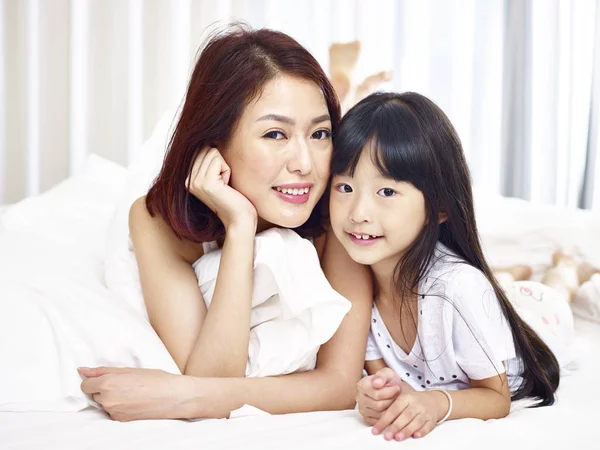 Retrato de asiático madre e hija — Foto de Stock