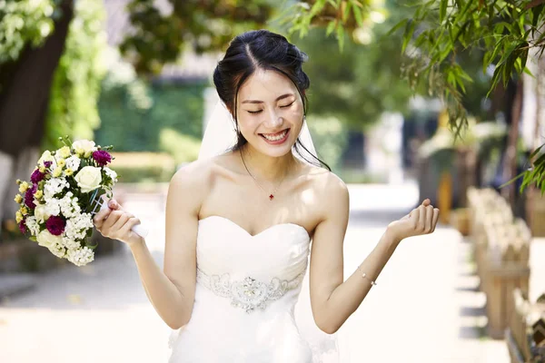 Asya gelin el ile bouguet seviniyor