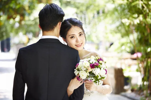 Asiático pareja llegar casado — Foto de Stock