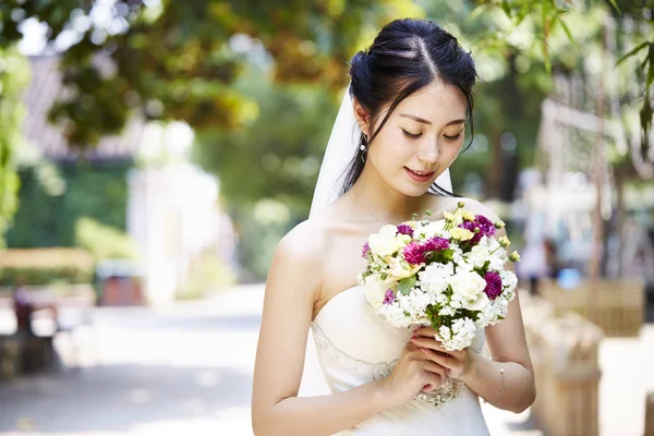 çiçekli mutlu Asya gelin