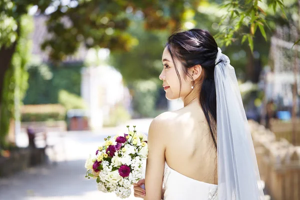 çiçekli mutlu Asya gelin