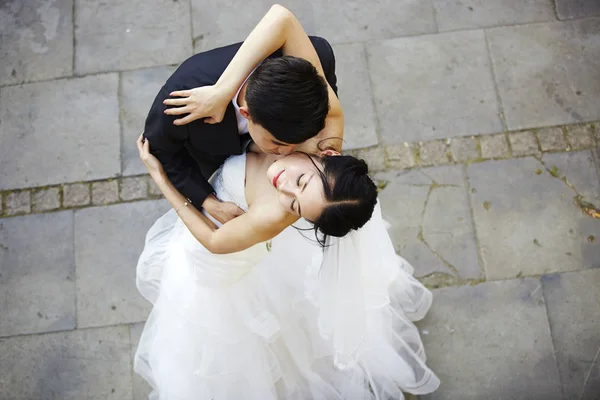 年轻的亚洲新郎和新娘跳舞 — 图库照片
