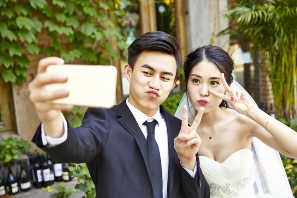 Jovem ásia noiva e noivo tomando um selfie — Fotografia de Stock