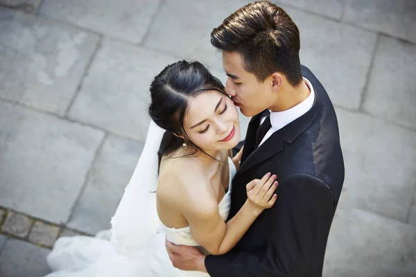 Giovani asiatici sposa e sposo ballare all'aria aperta — Foto Stock