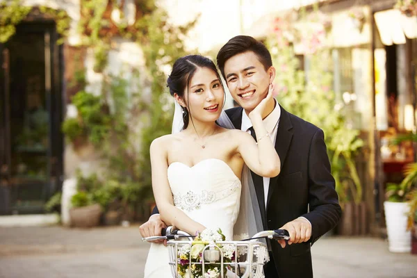 아시아 새로 결혼 커플 자전거를 타고 — 스톡 사진