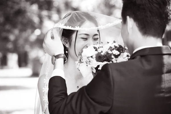 Asiatique marié levage jusqu'à nuptiale voile — Photo