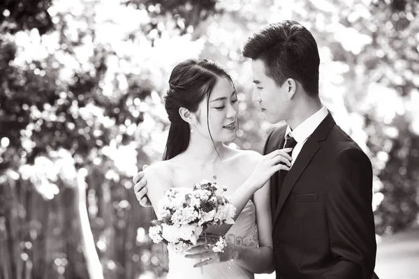 Portrait extérieur d'un couple asiatique nouvellement marié — Photo