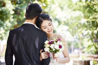 Asya çift evleniyor