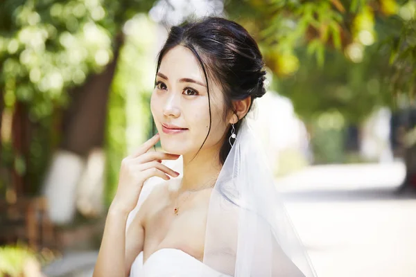 Ritratto all'aperto di felice sposa asiatica — Foto Stock
