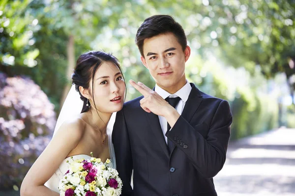 Amando asiático recém-casado casal — Fotografia de Stock