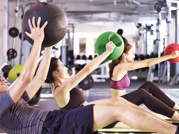 Young asian adults exercising with medicine ball — Stock Photo, Image