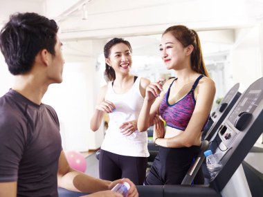 spor salonunda sohbet Asya gençler