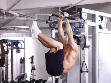 spor salonunda egzersiz Asya vücut geliştirmeci