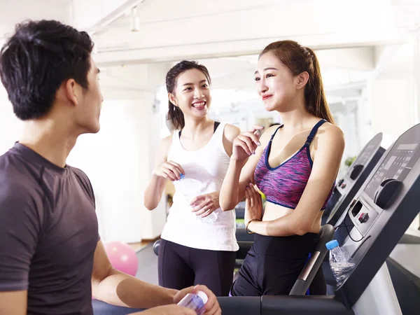 spor salonunda sohbet Asya gençler