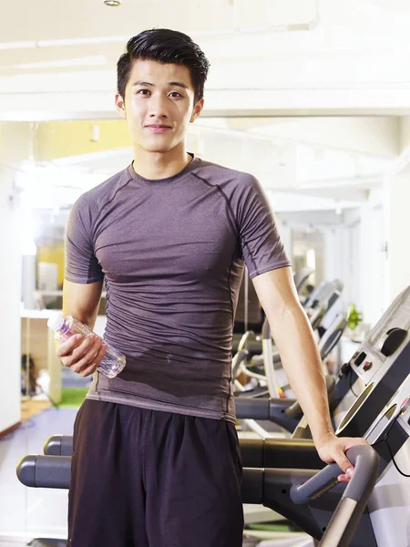 在健身房的亚洲年轻男子的画像 — 图库照片