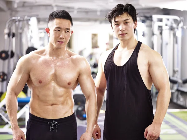 Asian bodybuilders in gym — Stock Photo, Image