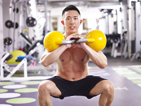 Spor salonunda egzersiz Asya vücut geliştirmeci — Stok fotoğraf