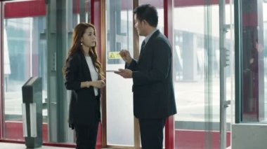 Asya kurumsal insanlar iş lobisinde tartışıyor