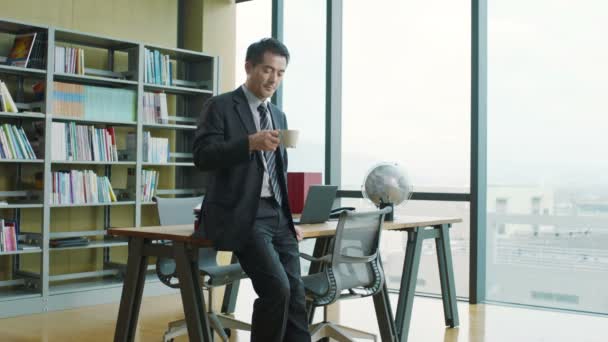 Aziatische corporate executive denken in kantoor — Stockvideo