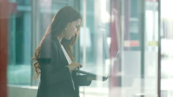 Joven asiático mujer de negocios caminar en oficina edificio — Vídeos de Stock