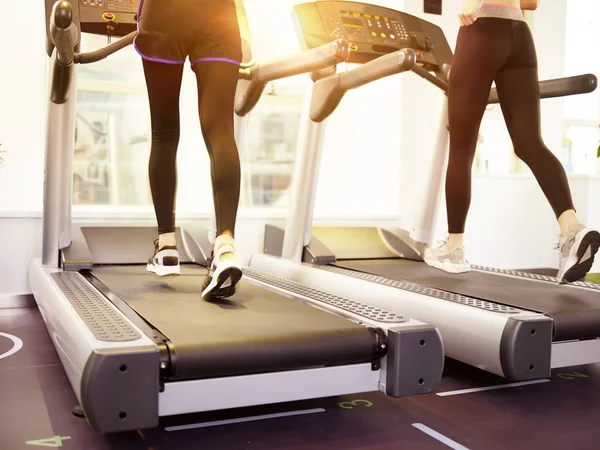 Women running on treadmill — Stock Photo, Image