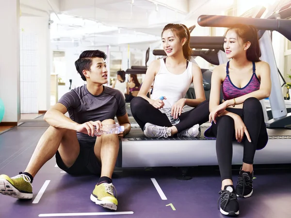 Asian young people talking in gym — Stock Photo, Image