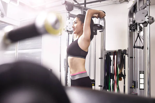 Ung asiatisk kvinna utövar arbetande ute i gym — Stockfoto